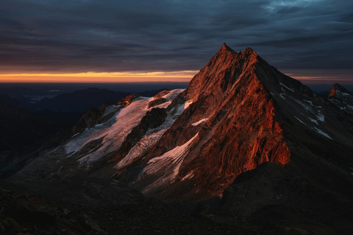 Suoni della montagna misteriosi all'alba