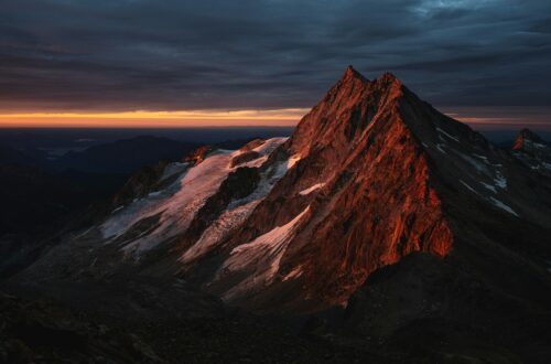 Suoni della montagna misteriosi all'alba
