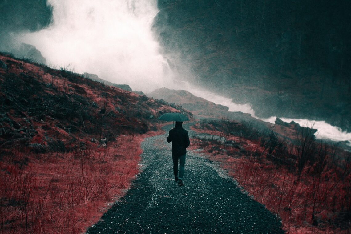La bellezza di camminare sotto la pioggia