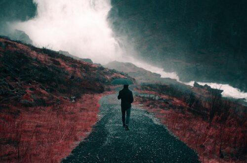La bellezza di camminare sotto la pioggia