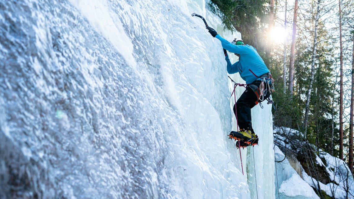 Tecniche e attrezzatura per l'arrampicata su ghiaccio