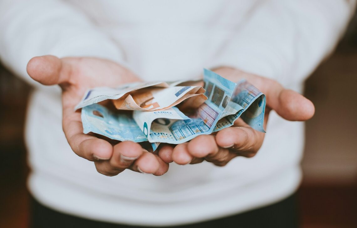 La Bce invita a tenere 100 euro in contanti