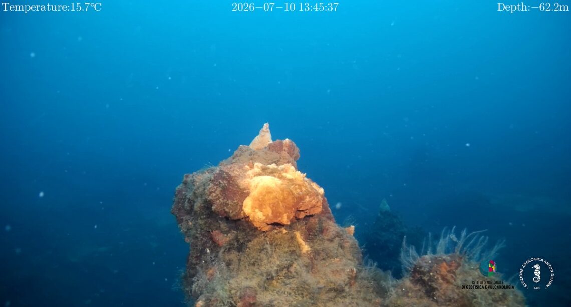Panarea, scoperti nuovi camini idrotermali e un grande cratere sottomarino